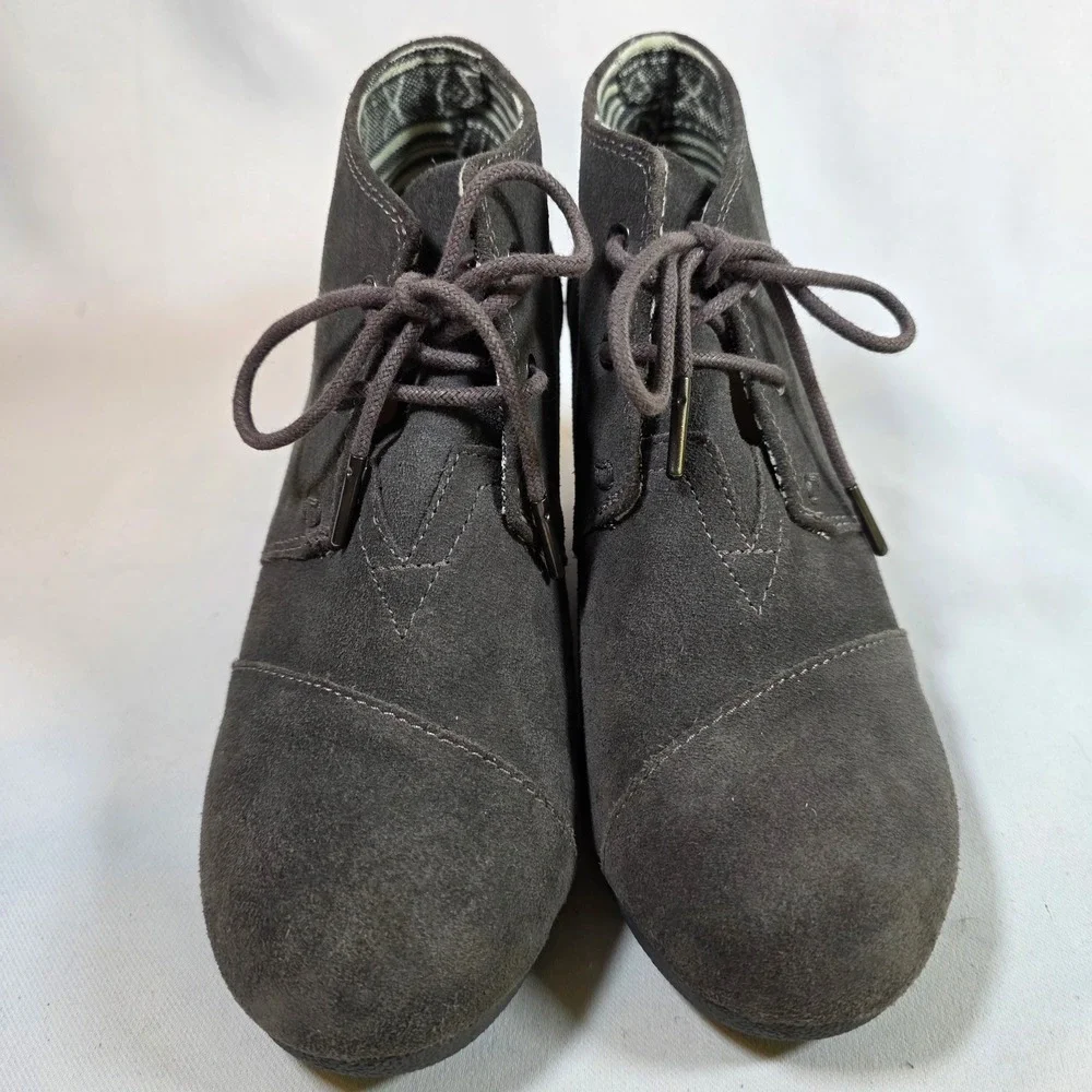 TOMS Desert Wedge Booties Womens 8 Dark Grey Suede‎ Lace Up Ankle Boots